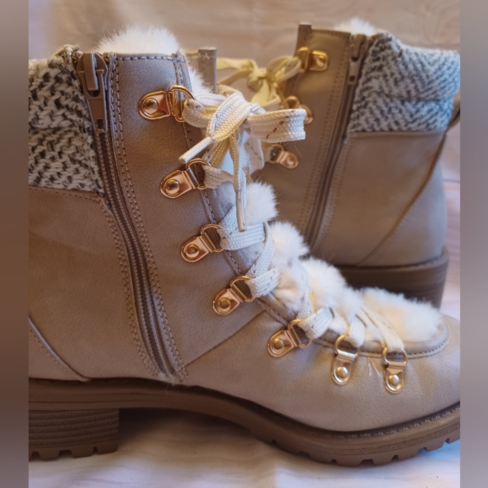 New Unused Maurices Gorgeous Tan Boots w/ Ivory Faux Fur